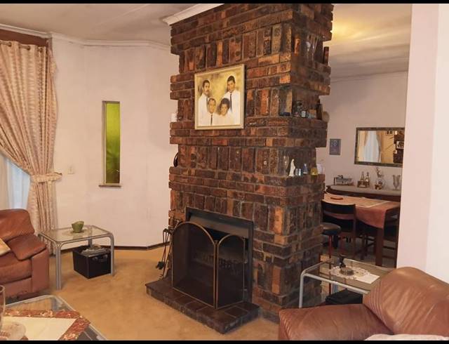 7 BEDROOM HOUSE FOR SALE IN FLEURHOF